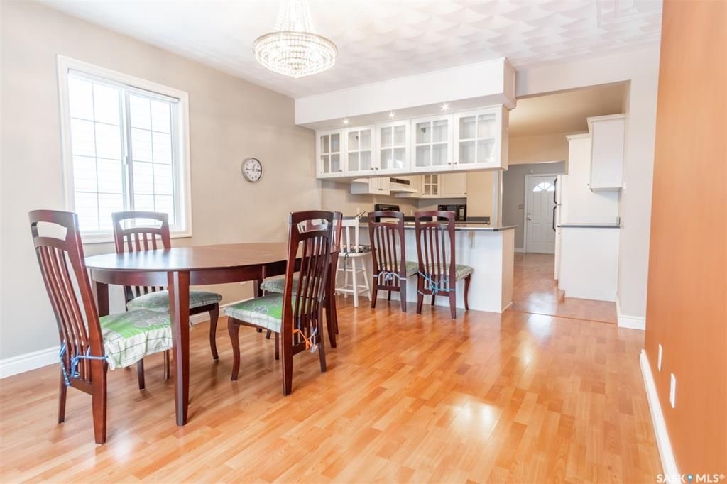 HOLLISTON小区3室2卫独立屋，1280尺，位于安静街区。可以步行至学校，附近有商业区，购物方便，公交线路齐全交通便利。房屋保养好。宽敞客厅带壁炉，开放式厨房，装修精美，白色高级橱柜台面，特色卤素灯，双水池，大量的储物空间。一楼两间全尺寸卧室，地下室已装修有一间卧室，一个卫 - 9