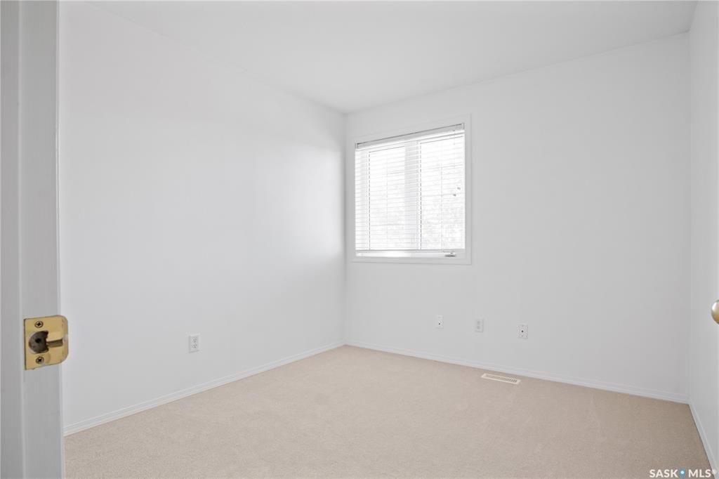 Arbor Creek小区2001年建1850尺4室4卫双层独立屋出售。大地块9000尺+，位置佳，步行小学，近公园，生活设施齐全，周边交通便利。一层挑高，前厅，正餐厅，宽敞明亮大客厅，天然气壁炉。开放式全新装修厨房，大理石台面，全新不锈钢家电，还有大量的储物空间。餐厅大落地窗， - 19