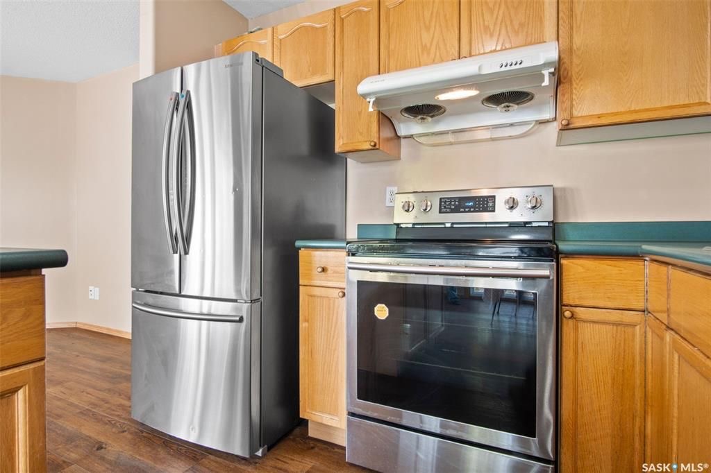 Erindale小区核心地段3室联排出售。1230尺，安静边户，多窗户，采光极好。步行百米至两所高中（百年高中，St Joseph），两所小学(Dr. John G. Egnatoff School and Catholic Father Robinson school)，附近商 - 12