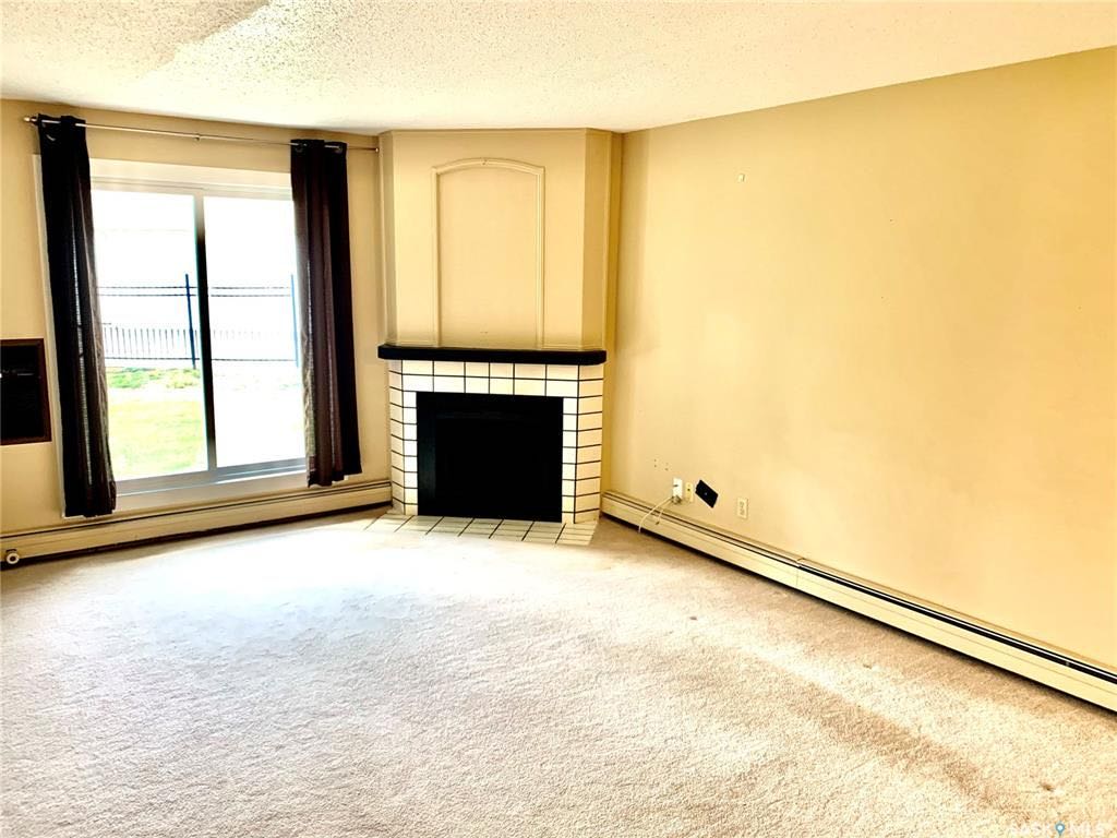 FOREST GROVE小区890 尺2室1卫公寓出售。位于离大学最近的区域之一，步行百米内至小学，步行至高中，近公园，商圈，且公交线路发达，交通便利。两间大尺寸卧室，各带大衣橱。一层公寓，含阳台，阳台外即草坪绿地，阳台带一储物间。一个地上车位，独立洗衣烘干机。挂牌价格：$115 - 6