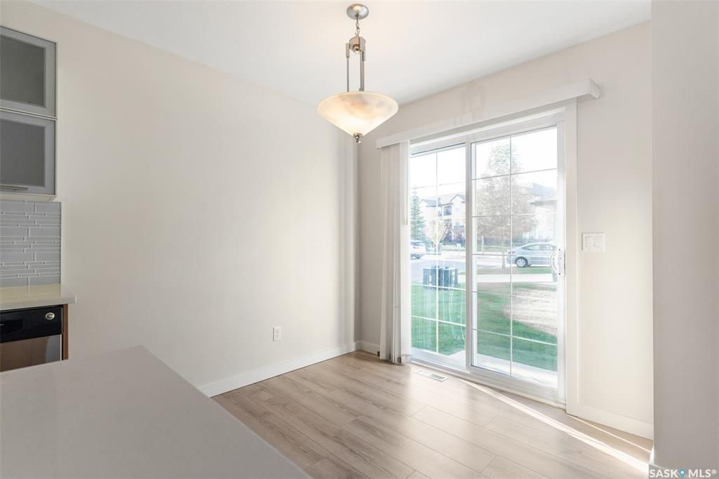 Stonebridge边户3房3卫地下室装修安静联排出售。2011年建，步行至小学，购物，公园。背靠私密绿地，好采光，高档装修，新换地板，大理石台面，现代橱柜，不锈钢家电。全新刷漆。二楼3个大房间尺寸足。地下室完全装修有一个大家庭厅一个独立洗手间。另有连房单车库，中央空调，中 - 6