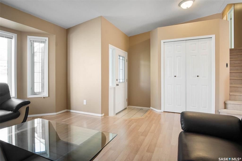 Erindale小区核心地段4房3卫1845尺独立屋出售。步行百米至两所小学Dr. John G. Egnatoff & Father Robinson), 两所高中 St Joseph & Centennial Collegiate, 购物及公园。房屋保养极佳，好格局，采光通透 - 7