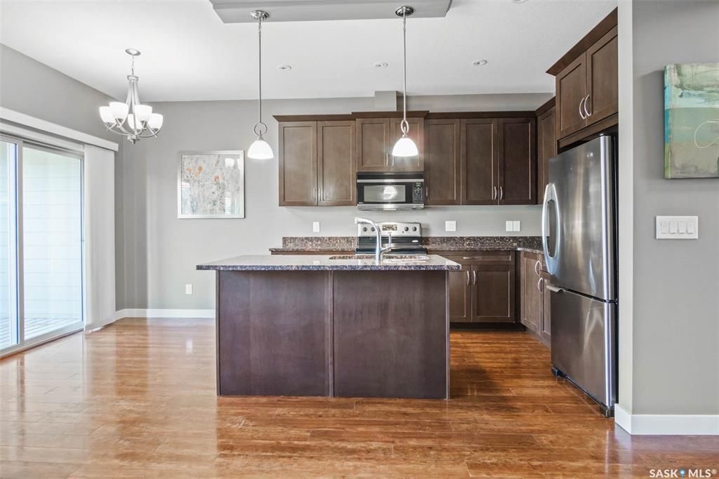 Willowgrove小区2013年建1360尺3房3卫联排别墅出售。房屋年代新，高档社区，整体保养得当。交通便利，可步行至两所学校和公园，近购物中心。一楼朝阳自然光充足，客厅宽敞明亮。一层9英尺挑高，高级复合板地板，全花岗岩台面，枫木橱柜，厨房设备齐全。二楼洗衣房，主卧带洗手间 - 5