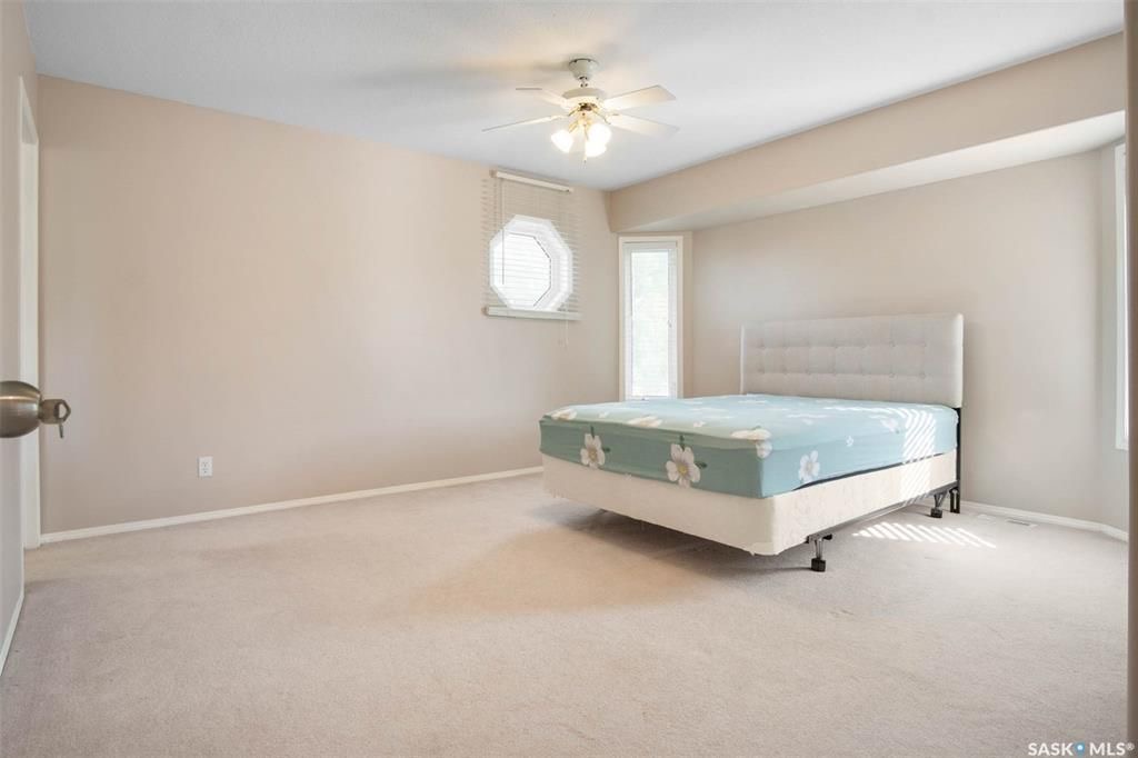 Erindale小区核心地段4房3卫1845尺独立屋出售。步行百米至两所小学Dr. John G. Egnatoff & Father Robinson), 两所高中 St Joseph & Centennial Collegiate, 购物及公园。房屋保养极佳，好格局，采光通透 - 21