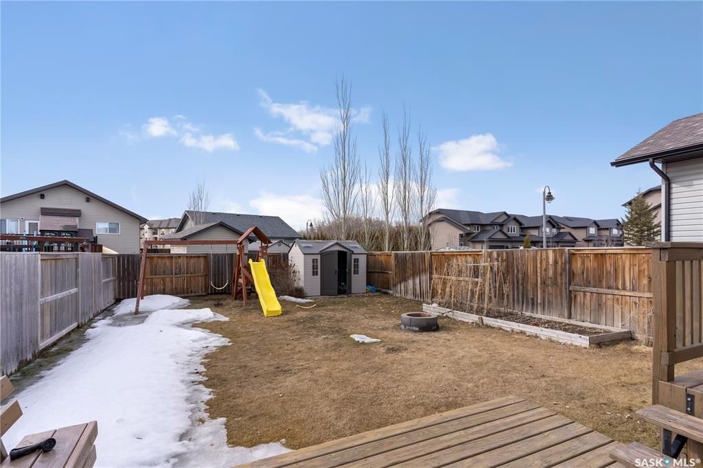 Stonebridge小区1619尺4房4卫独立屋出售。近小学，公园，购物等设施。带加热双车库，朝西大露台大院子。主层开放式设计，采光明亮，工程木地板，厨房带不锈钢家电，大储物间。二楼带一个超大多功能厅，另有三房两卫。主卧带独立洗手间。地下室装修有一房一厅一卫。房屋一二层大部分 - 9