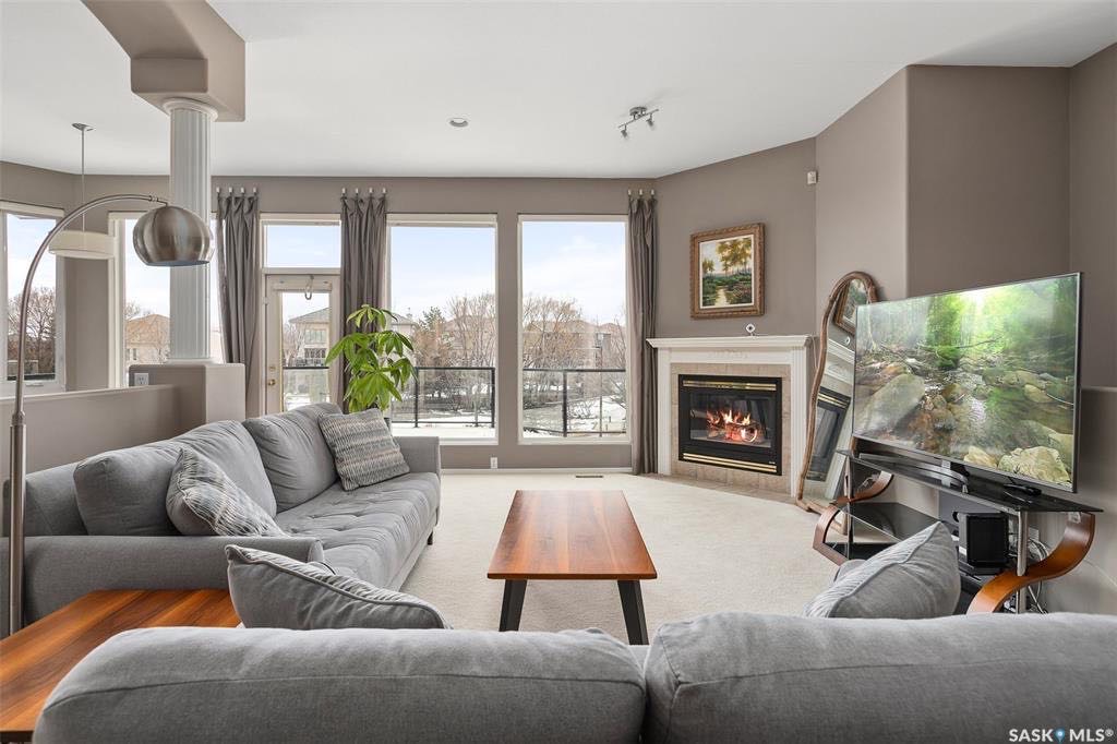 背靠小溪公园地下室步出式独立屋1522尺，位处Erindale小区最优质路段之一，前后安静，全景大窗，好采光。层高挑高。前房主为萨省当地知名西人画家，5房3卫，过8000尺大地块，窗，瓦，锅炉，热水器，地板全更新。家具可以议。有意请联系地产经纪Gary Gai - 4