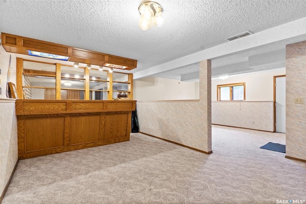 Lakeview小区步行至两所小学公园核心安静地段独立屋出售。4错层好采光，橡木橱柜，主卧带独立洗手间，第三层有超大家庭厅带经典吧台和独立出入门，洗手间有按摩浴缸。第四层装修有一个活动厅可作为第四个房间使用。大占地大院子，露台带顶棚。另有地下喷淋和全新换瓦片，部分更新新pvc窗户 - 16