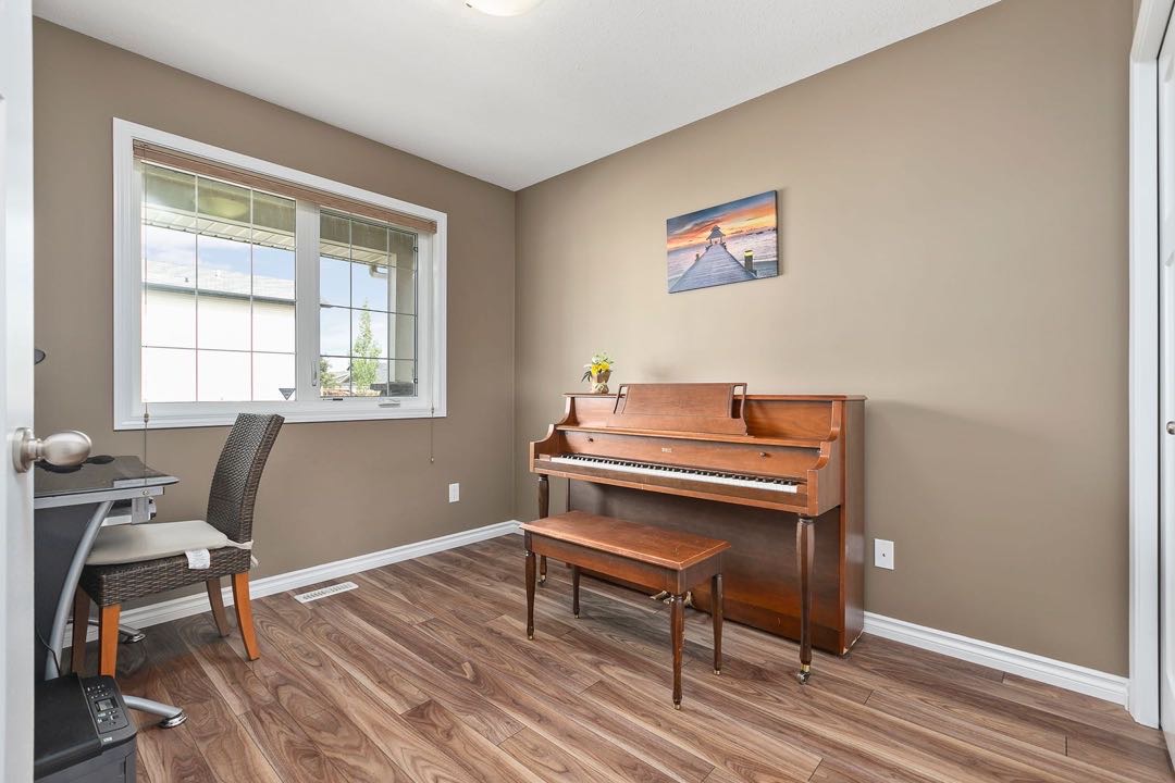 Willowgrove小区5房4卫独立屋出售，步行500米 至Willowgrove小学，公园，附近购物，近St Joseph 和Centennial百年高中。一楼有一个卧室，厨房餐厅客厅及洗手间，二楼3房两卫，主卧带洗手间，地下室专业装修有一房一厅一卫；双车库 - 6