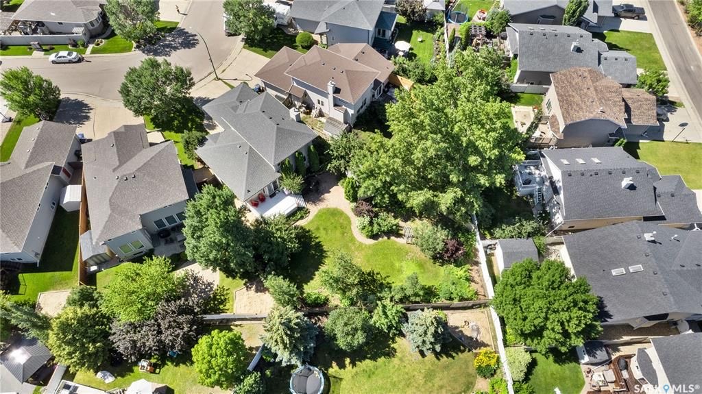 Arbor Creek小区2001年建1850尺4室4卫双层独立屋出售。大地块9000尺+，位置佳，步行小学，近公园，生活设施齐全，周边交通便利。一层挑高，前厅，正餐厅，宽敞明亮大客厅，天然气壁炉。开放式全新装修厨房，大理石台面，全新不锈钢家电，还有大量的储物空间。餐厅大落地窗， - 27