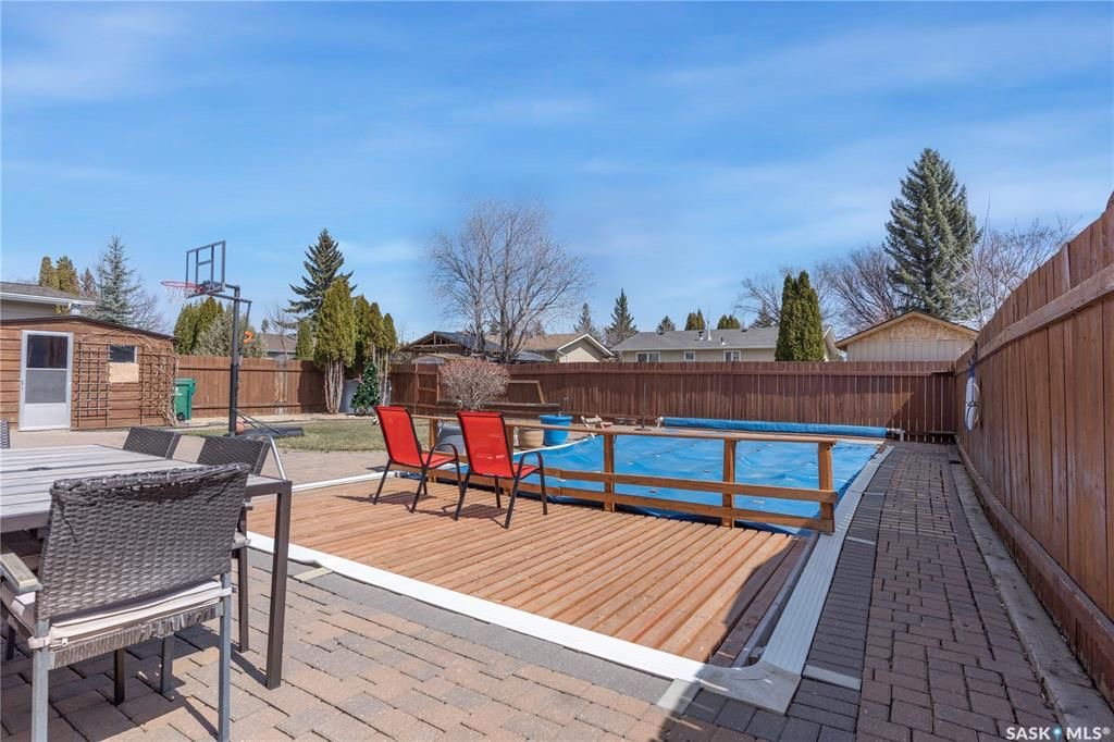 West College Park小区1797尺独立屋出售。位置位于小区核心安静街道，可步行到达双语小学，高中，8街购物等。5 房4卫3个大厅，地下室完全装修，主卧带独立洗手间，连房子双车库外加4车道。房屋门窗，地板，车库，厨房，外墙，室内墙面，瓦片，锅炉热水器大部分更新。后院宽 - 25