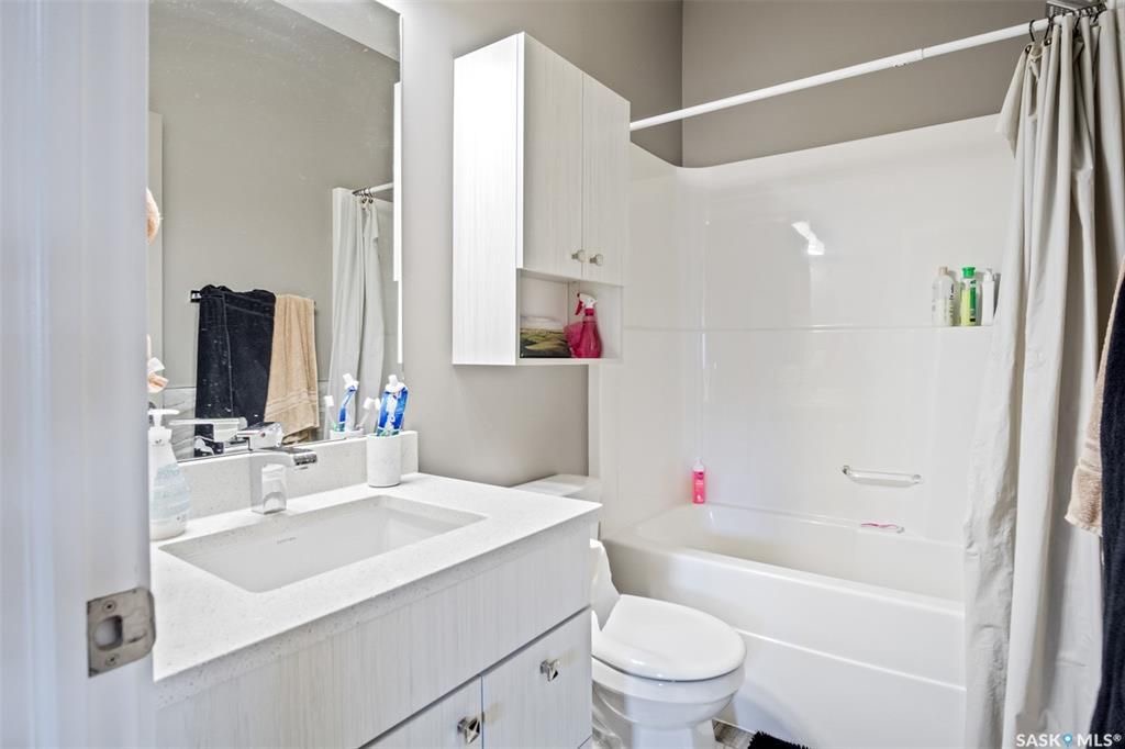 Aspen Ridge小区1165尺错层独立屋出售，本地西人业主，6房3卫，半地下室大窗带合法出租1厨1厅 2房间1卫分电表，独立出入独立洗衣烘干，独立热水器换风系统，另有1大厅或者房间用于主层住户使用，高档装修，全屋9尺，大理石台面，升级厨柜，双车库，拐角地块多停车位，带顶露台 - 20