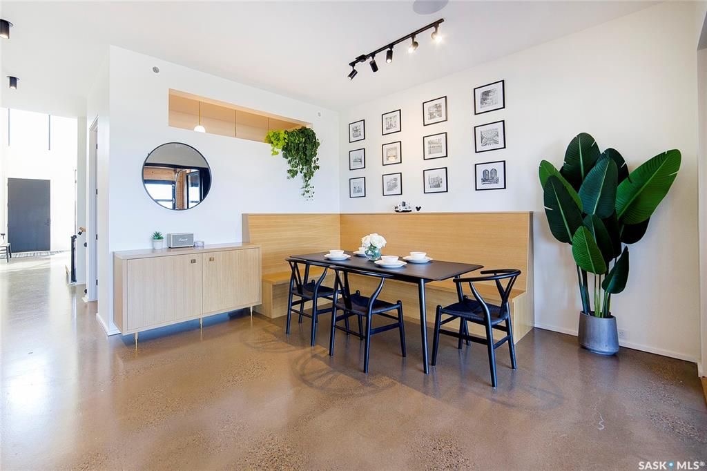 Aspen Ridge小区3600尺地下室步出式独立屋出售！超过5000尺居住面积，绝佳位置背靠自然保护野地，绝佳无遮挡小湖景视野。4房6卫双厨房（中式+西式+嵌入式德国米勒顶级家电), 室内室外独一无二顶级配置装修，全屋水泥地面高科技地热系统，全屋智能系统，7个天窗，白橡木加大 - 24