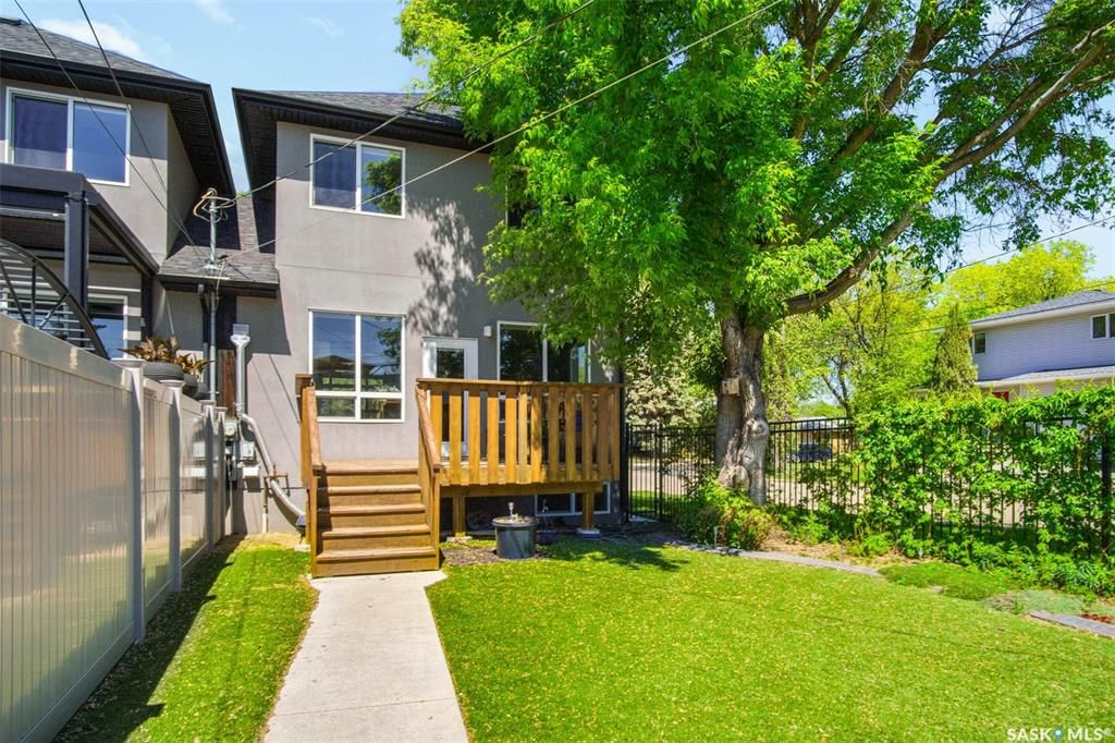 Holliston小区核心区域2012年建1625尺5房4卫半独立屋出售，步行可至学校,公园,8街购物。绝佳拐角边户，带双车库外加双车位，多窗户采光好。一楼9尺层高，双厅带实木地板，厨房大理石台面，枫木橱柜，不锈钢家电。二楼三个大卧室，主卧带独立洗手间全大理石洗手台面。地下室有独 - 25