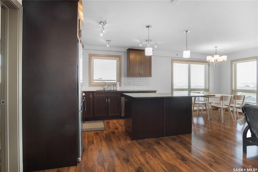 Willowgrove核心区域961尺顶楼边户公寓出售。步行至小学公寓等。高档电梯公寓楼，安静整洁。2室2卫带一个加热地下停车位外加一个地上停车位。采光好，3面多窗户，无遮挡一览好景色。高档合成木地板，大理石台面，枫木带阻尼橱柜，不锈钢家电，中央冷气。整体保养如新。另有公共会客区 - 7