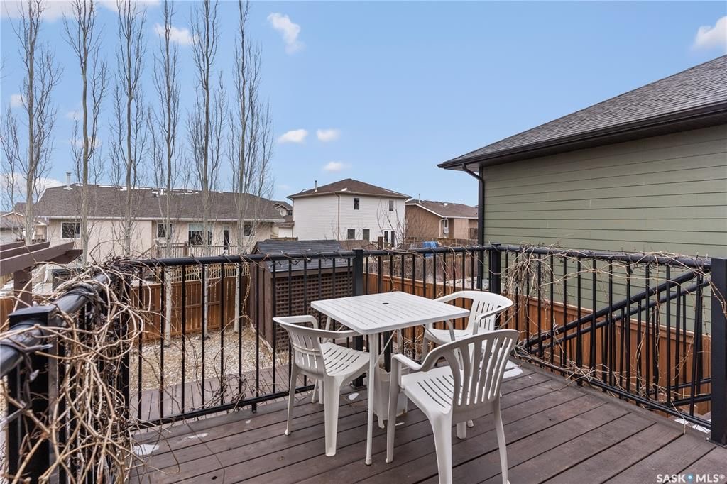 Willowgrove小区Royalty建商2009年建1324尺错层4室3卫独立屋出售。安静内街，步行近公园，学校，购物。高档装修配置：挑高层高，实木地板，厨房大理石台面升级橱柜搭配背景墙砖，不锈钢家电，新冰箱。超大主卧带步入式衣柜，豪华洗手间带按摩浴缸。半地下室大窗户专业装修 - 25