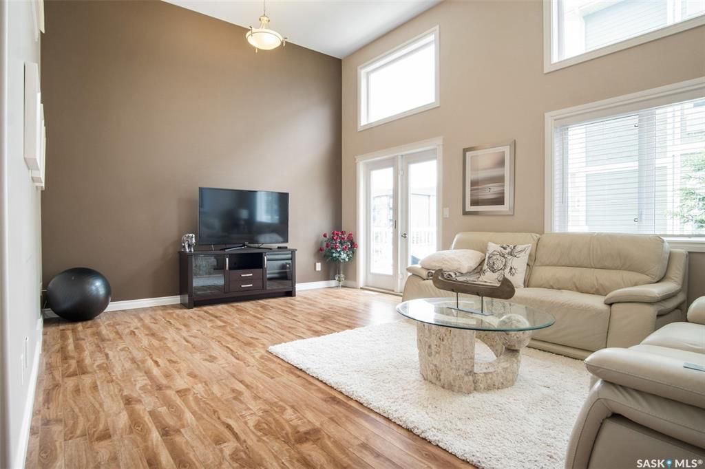 Stonebridge小区3房4卫边户联排出售。近1500尺超大面积，步行至周围小学，公园，购物。大厅12尺挑高，全屋大部分合成板地板，厨房枫木橱柜大理石台面，超大主卧带步入式衣柜和独立洗手间，半地下室完全装修好一房间/活动厅，大窗户外加洗手间。室外带一个大露台，连房子车库。位置 - 8