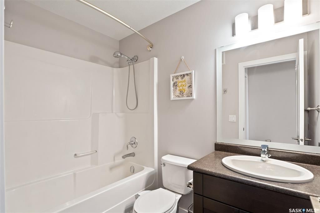 位于Stonebridge 小区紧靠公园绿地，近小学，购物设施，2015年建1249尺Bi Level错层独立屋5房3卫含2室一厅合法出租地下室，出售。 保养如新，大窗户采光好，高档装修，地下室有额外活动空间用于房主使用，外加地下室两房合法出租套间（独立出入，独立电表，独立厨房洗 - 21