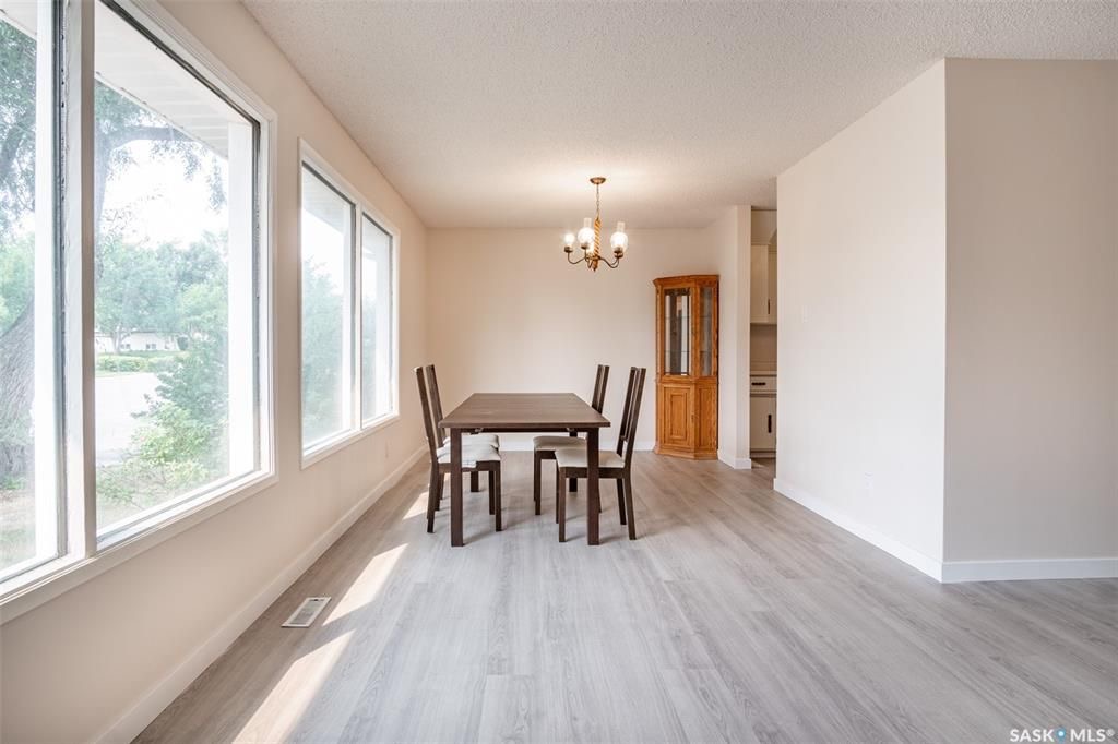 WILDWOOD小区1300尺4房3卫厅大平层独立屋出售，位置便利，近小学高中，周边配套设施齐全。 2013年新换瓦片，全新地板，近期更新了墙面，中央空调，浇水管道等其他设备。一楼功能性强好格局，地下室有装修好的娱乐休息区及卫生间。大面积后院和一个大露台，私密性强。 - 6