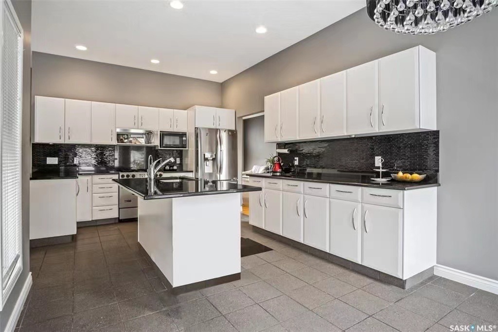 ERINDALE小区最佳路段大地块，2129尺4房4卫1书房独立屋出售。位于公园和湖的对面，步行可达两所小学。外观设计高档大气，内部明净高级装修。一楼实木地板和瓷砖地板组合，挑高10尺层高，超大客厅，大家庭厅，外加书房（大尺寸可作为另一个卧室）。开放式厨房，花岗岩台面，瓷砖背板， - 6