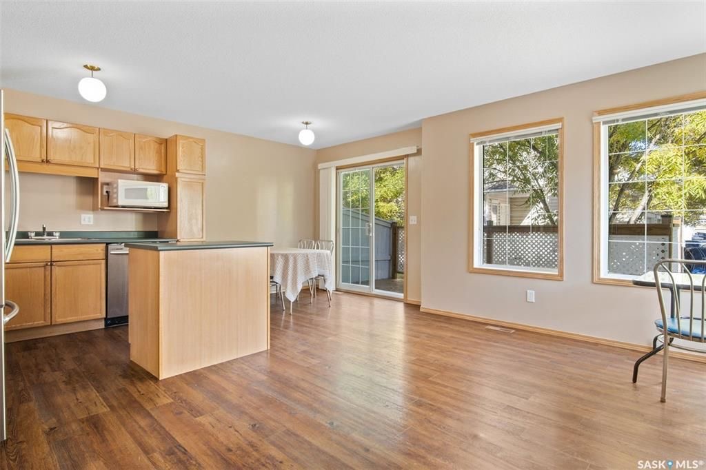 Erindale小区核心地段3室联排出售。1230尺，安静边户，多窗户，采光极好。步行百米至两所高中（百年高中，St Joseph），两所小学(Dr. John G. Egnatoff School and Catholic Father Robinson school)，附近商 - 8