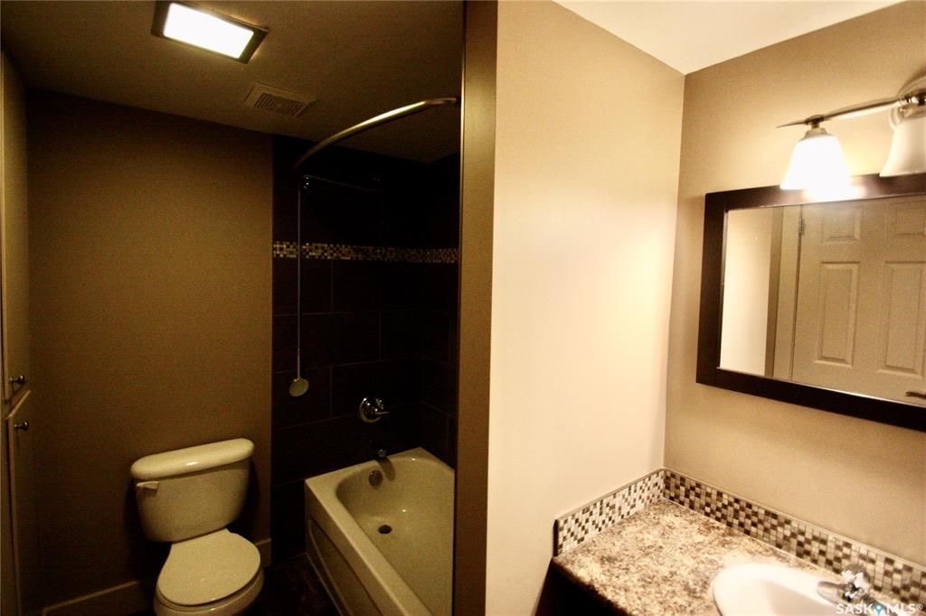 仅$139900！混凝土结构建筑 极为安静。7街顶层1室一厅一卫大尺寸823尺公寓出售。厨房，洗手间，地毯近期翻新。带独立洗衣房，带一个车位。步行至8街SuperStore购物等。挂牌价格：$139000。详情请联系地产经纪Gary Gai 盖王睿 3063413677 - 9