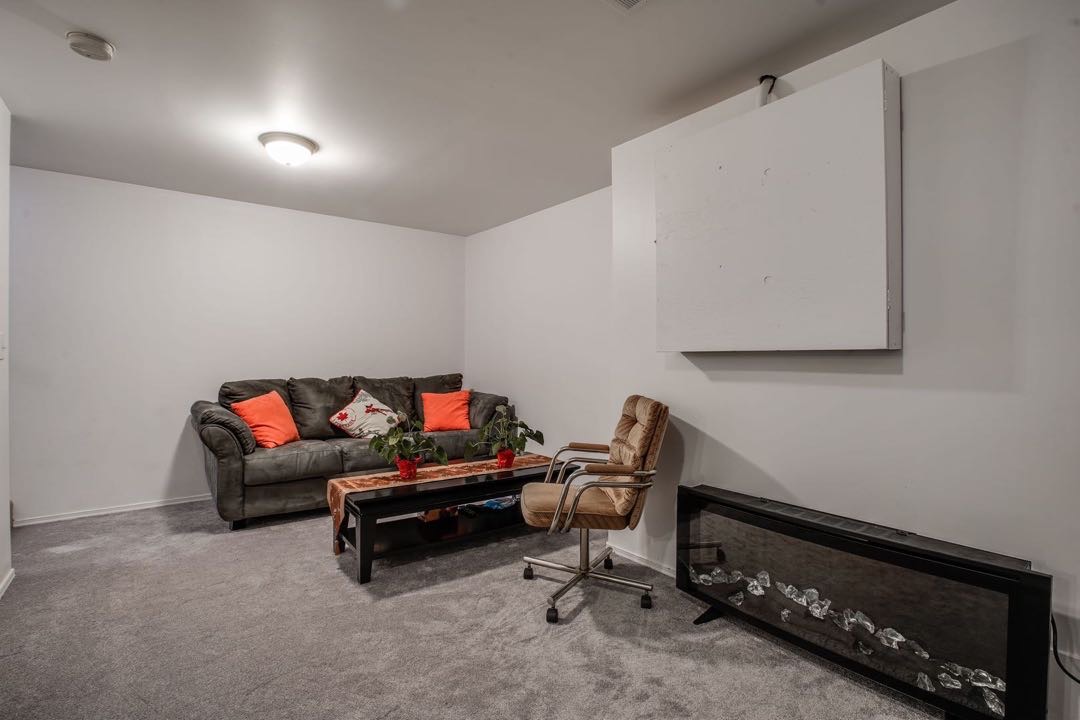 Lakewood小区3房2卫联排出租，2003年建，地下室完整装修有一大厅。边户，带私密独立露台。外带地上室外双车位。房屋状况新保养好。租金$1400/月包水，除雪除草。可含少量家具。一年起租约。不抽烟不养宠物。希望租客守法守信干净整洁。 - 8