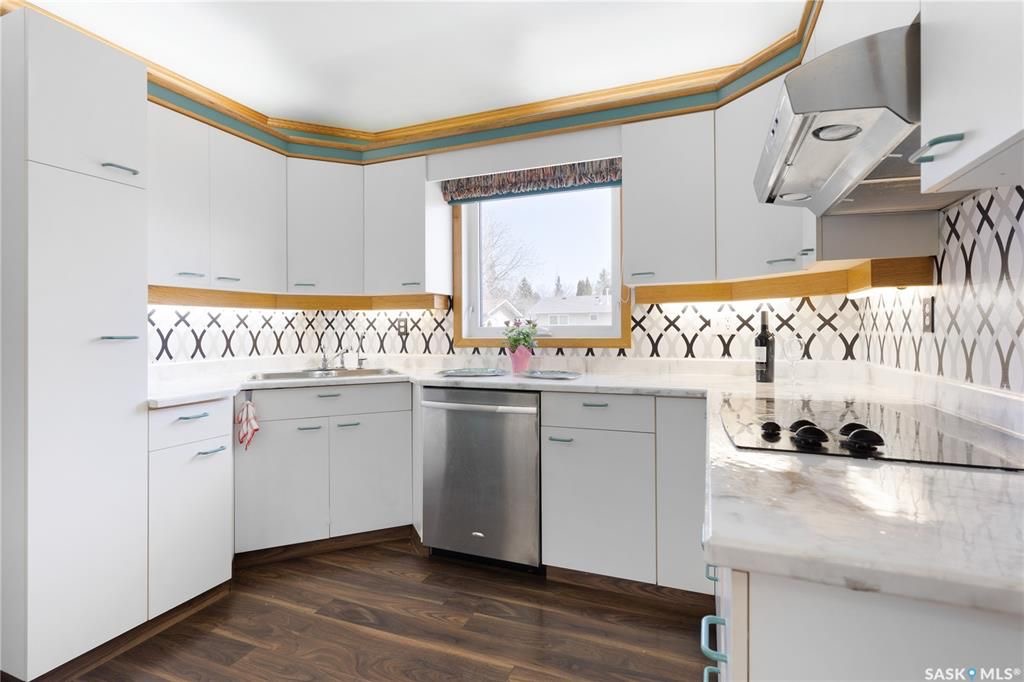 West College Park小区1797尺独立屋出售。位置位于小区核心安静街道，可步行到达双语小学，高中，8街购物等。5 房4卫3个大厅，地下室完全装修，主卧带独立洗手间，连房子双车库外加4车道。房屋门窗，地板，车库，厨房，外墙，室内墙面，瓦片，锅炉热水器大部分更新。后院宽 - 12