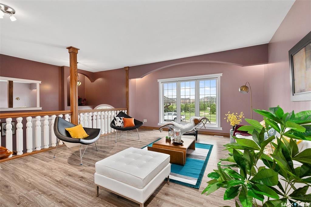 Briarwood小区1476尺错层独立屋出售，面对公园，私密好景致，2008年建，保养极佳。4房3卫，挑高顶，大客厅，大尺寸房间。大院子私密性好。地下室完整装修，大窗户。加大尺寸双车库，室外三车道。另配高效锅炉热水器，新风系统。挂牌价格：$559000  - 3