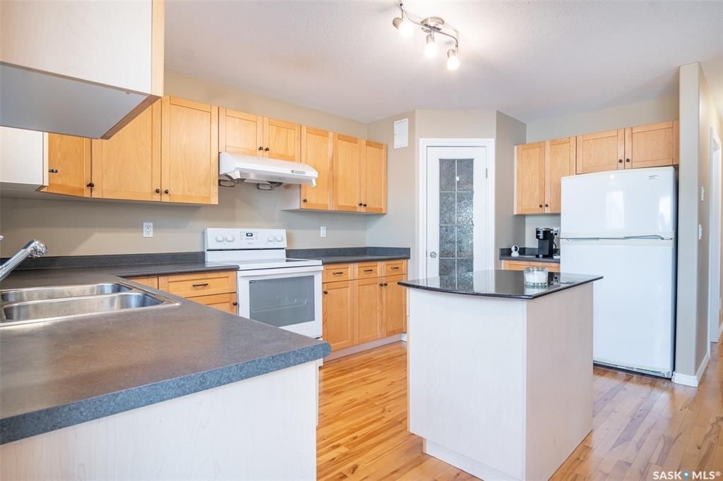 Willowgrove小区1825尺2005年建4房4卫独立屋出售，安静成熟区，绿树成荫，位置便利近两所willowgrove小学，高中，购物公园。新换瓦片；实木地板+枫木橱柜保养如新，大理石岛台。二楼有3个大房间2卫。室内阳光充足明亮，地下室装修有1大卧房1大多功能厅厅1卫。 - 8