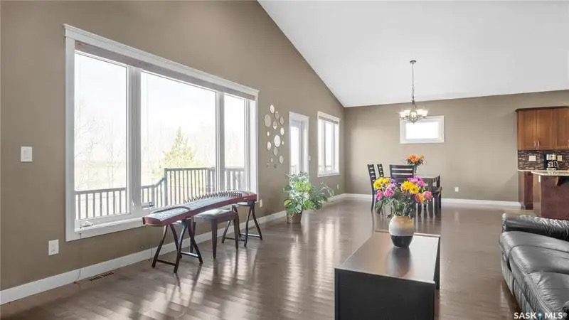 Willowgrove小区1676尺5房3卫错层独立屋出售，绝佳路段背靠农地美景，私密无遮挡视野，可赏极光。开放式设计，挑高尖顶，额外采光天窗，实木地板，大理石台面，主卧带步入衣柜独立洗手间带按摩浴缸，半地下室大窗户9尺层高，2房1超大活动厅。双车库带保温，大后院双层大露台。房屋 - 18