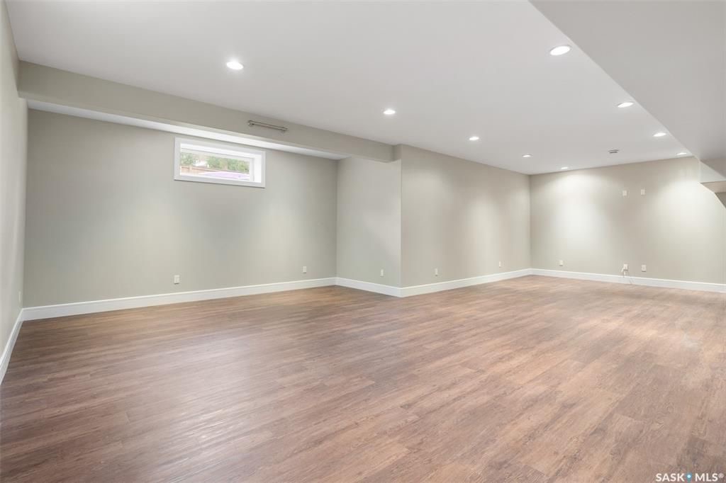 Rosewood小区核心安静路段，步行至小学公园，近2600尺5房5卫豪华装修独立屋出售。一楼入户挑高顶，超大独立办公室，实木地板，10尺层高，超大客厅天然气壁炉，开放式厨房，枫木橱柜到顶，大理石台面，天然气明火炉头。 二楼4房3卫。主卧带干湿分离洗手间地热，双洗手台，步入式衣柜 - 30