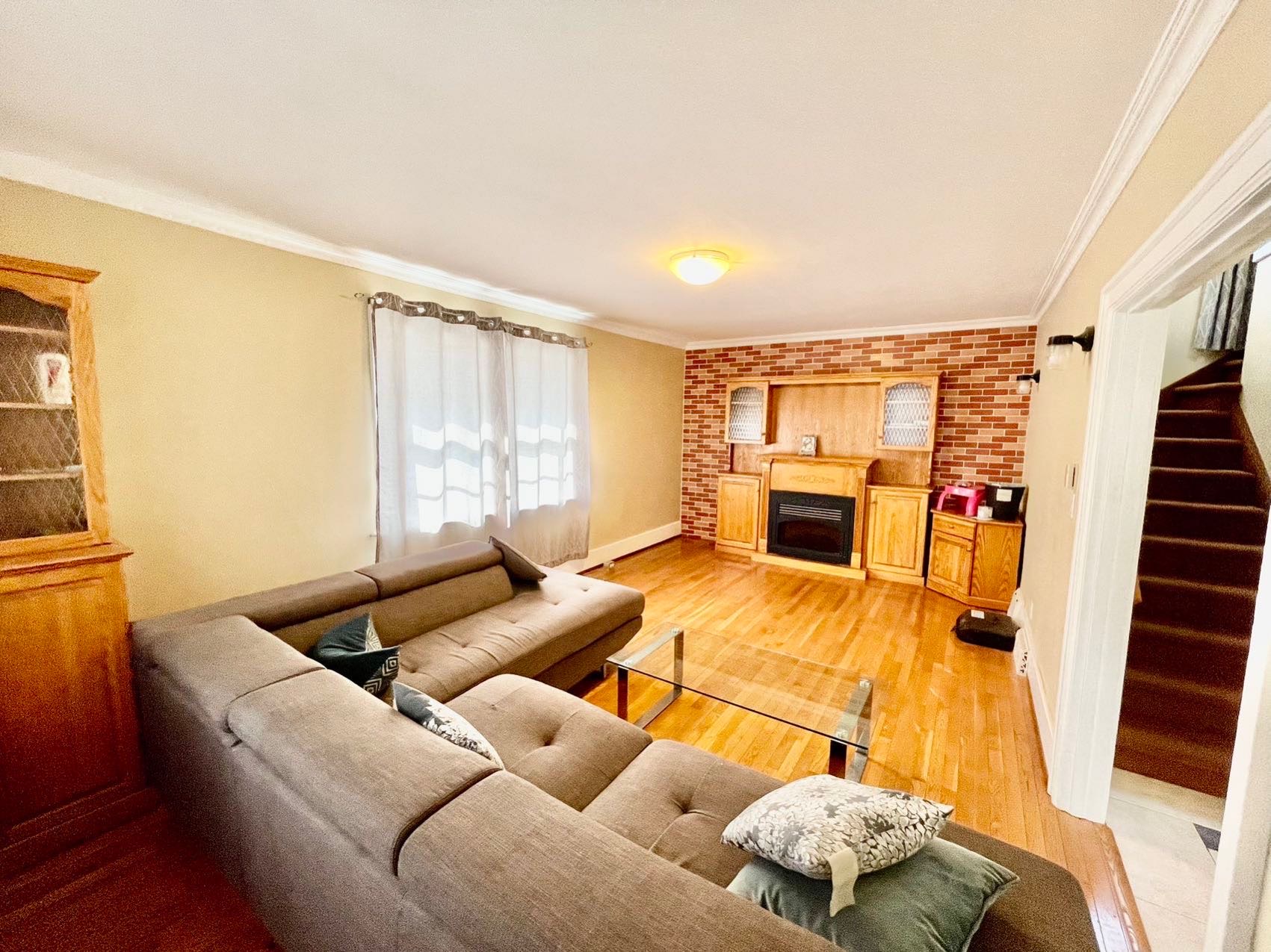 Caswell Hill小区1650尺独立屋出售。交通便利近downtown市中心，萨省理工学院，购物中心，公园等。近7500尺地块。实木地板，升级装修厨房，大客厅带天然气壁炉，二楼有三个卧室一个书房。主层另有独立出入一室一厅一厨一卫出租套间。地下室未装修。超大私密后院，有充足空 - 4