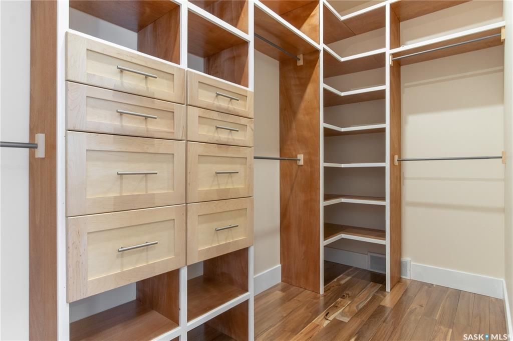 Aspen Ridge小区超大尺寸2016尺两层独立屋出售。好采光，保养如新，高档装修：9尺层高，实木地板，大理石台面，壁炉，不锈钢家电。主层有额外书房，二楼4个大卧室，地下室保温完成。带露台和独立双车库。挂牌价格：$499000。 有意请联系地产经纪Gary Gai 30634 - 18