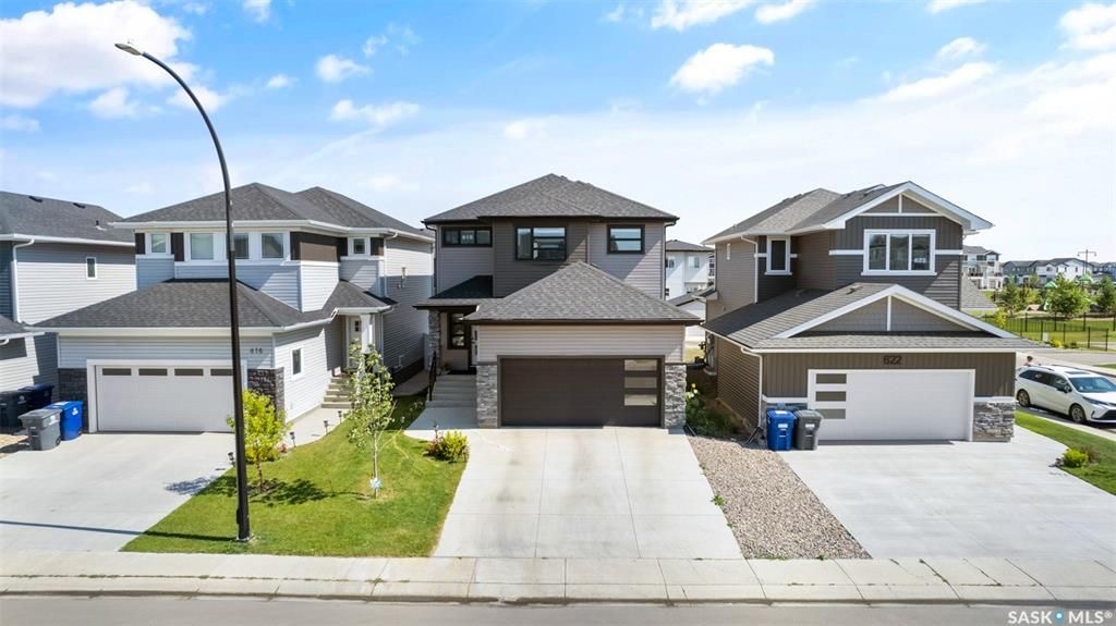 Brighton小区2019年建近2000尺4房4卫独立屋出售！院子私密不靠邻居，步行至公园，购物，及未来规划小学。1 楼9尺层高，带独立书房，开放式设计客厅带壁炉，厨房大理石台面，背景砖，高级不锈钢家电，带独立角柜。大窗户好朝向好彩光。二楼3个大卧室外加超大多功能厅，大主卧带步 - 5