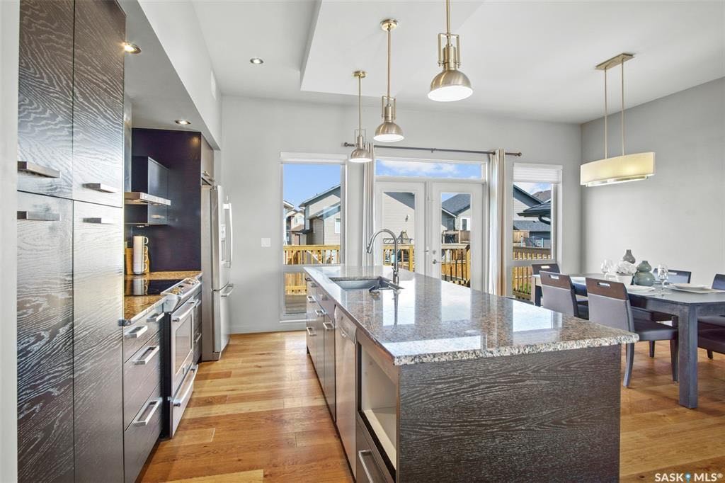 EVERGREEN小区2013年新建1415尺3房2卫独立屋出售。房屋位置佳，面对公园景色优美，处于安静街区，近学校购物周围生活设施齐全。高档装修，层高10尺，加高内门，一楼实木地板，三面壁炉。欧式厨房，瓷砖背板，花岗岩台面，还有充足储物空间。一楼还有两间卧室，一间洗手间。二楼主 - 7