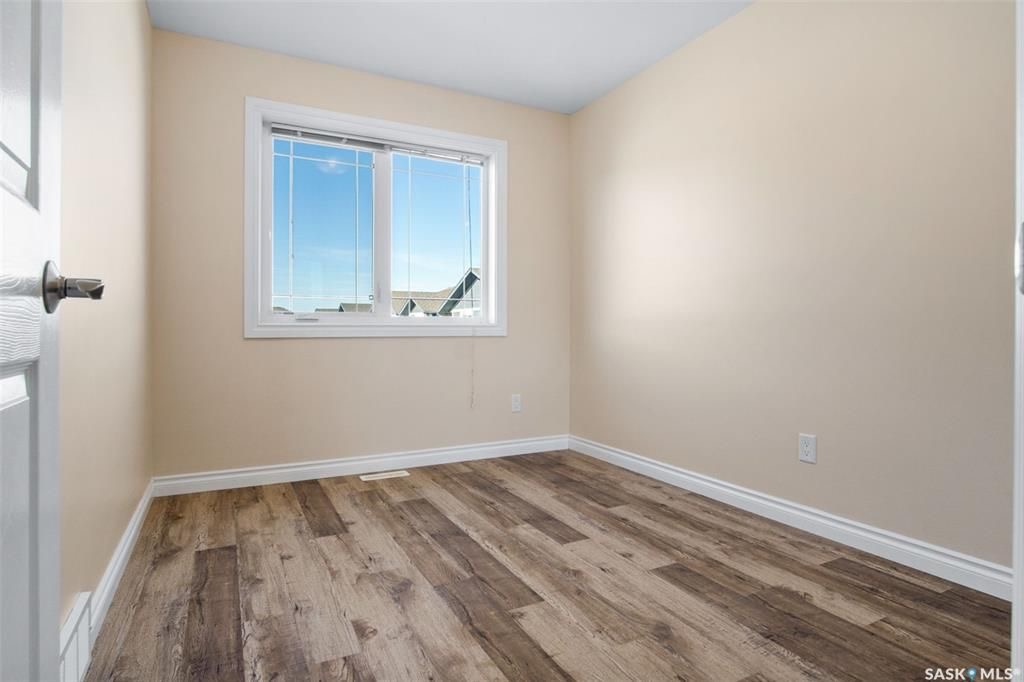 Stonebridge小区4房4卫翻新升级联排出售。近1500尺超大面积，步行至周围小学，公园，购物。大厅12尺挑高，全屋大部分全新换合成板地板，全屋全新刷漆，厨房枫木橱柜大理石台面，楼上3个大卧室，主卧带步入式衣柜和独立洗手间，半地下室完全装修好一房间/活动厅，大窗户外加洗手间 - 17