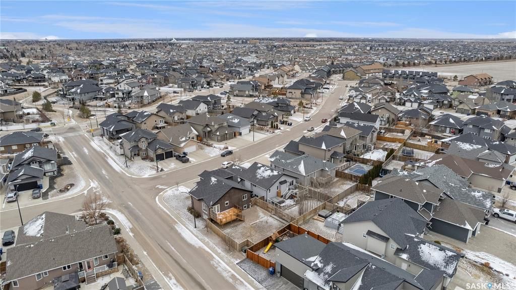 Willowgrove小区Royalty建商2010年建1284尺错层4室3卫独立屋出售。步行近公园，学校，购物。高档装修配置：挑高层高，实木地板，厨房大理石台面升级橱柜搭配背景墙砖，不锈钢家电。超大主卧带步入式衣柜，豪华洗手间全墙贴砖，带按摩浴缸。半地下室大窗户专业装修有1房1 - 26