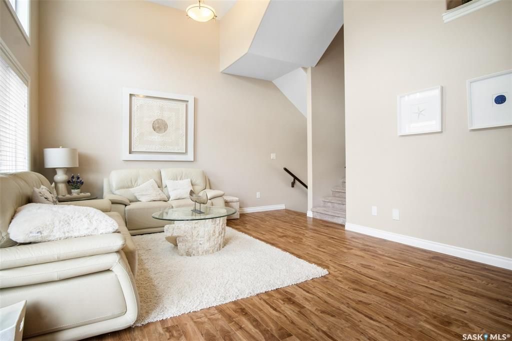 Stonebridge小区3房4卫边户联排出售。近1500尺超大面积，步行至周围小学，公园，购物。大厅12尺挑高，全屋大部分合成板地板，厨房枫木橱柜大理石台面，超大主卧带步入式衣柜和独立洗手间，半地下室完全装修好一房间/活动厅，大窗户外加洗手间。室外带一个大露台，连房子车库。位置 - 9