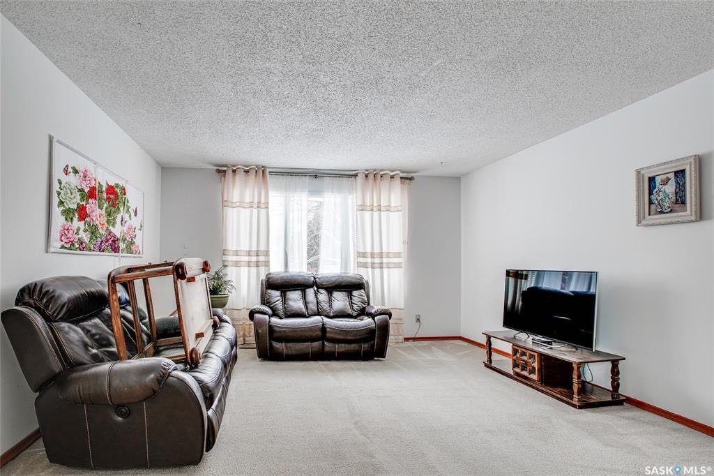 Exhibition小区安静街区，步行至河边，1120尺3+2房Bi Level错层独立屋出售。半地下室带2房一厅一厨一卫合法出租套间，独立出入，独立电表，独立锅炉暖气。租金稳定租客长期。另有单车库+一个车棚。更新有锅炉，瓦片 挂牌价格 $325000 - 5