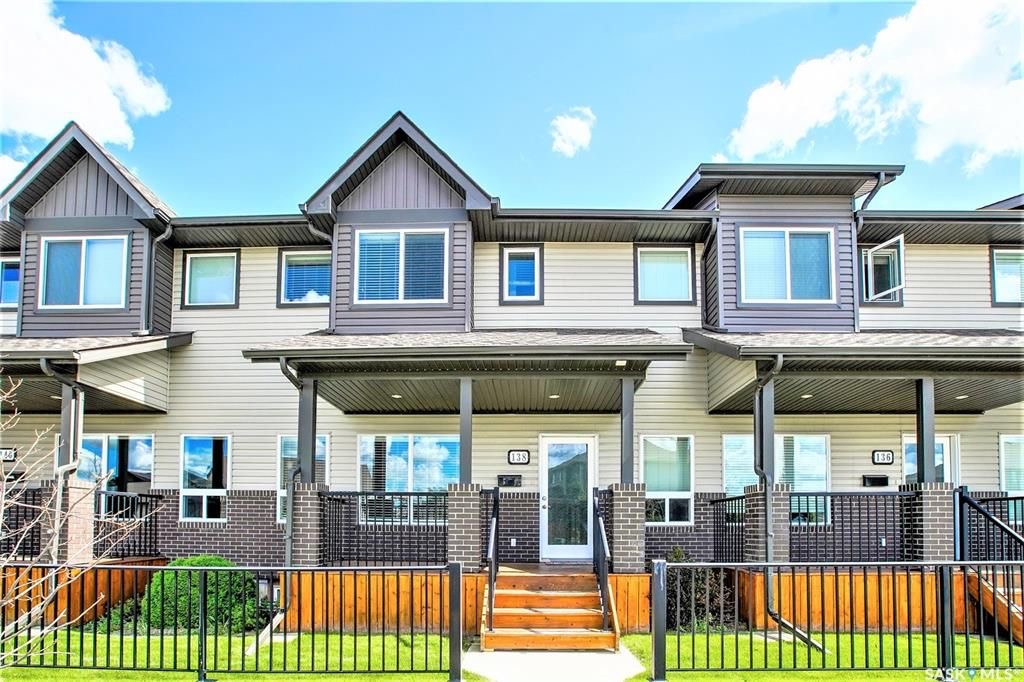 Willowgrove小区2012年建1320尺3房3卫联排别墅出售。房屋年代新，步行百米至两所小学和公园，近百年高中，近购物中心。一楼朝阳自然光充足，客厅宽敞明亮。9英尺挑高，高级复合板地板，全花岗岩台面，枫木橱柜，不锈钢厨房设备。二楼2个超大卧室均带独立洗手间和步入式衣柜。地 - 4