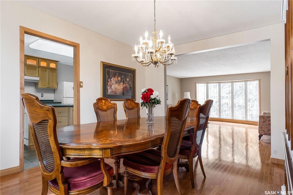 College Park小区近学校近八街安静好地段2274尺独立屋出售。4 房4卫3厅，错层结构。房屋宽敞明亮，实木/软木地板，更新升级厨房台面橱柜，朝南阳光房/正餐厅。二楼房间尺寸大全木地板；主卧带独立洗手间。地下室有超大活动空间，水吧台，洗手间，另有独立工作室。所有大件设备均 - 10