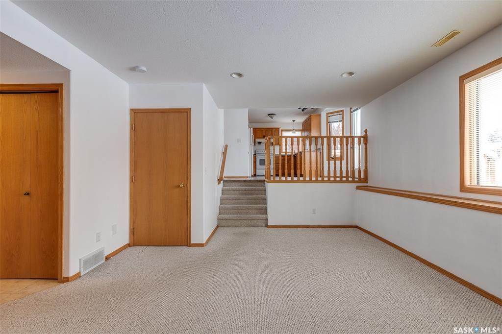 Lakeridge小区 步行200米到两所优质小学，1973尺 5房3卫独立屋出售，错层结构，良好保养，橡木橱柜，新漆墙面，大窗户多面朝阳采光，连房子双车库，安静路段，大地块，开价：$439000。有意请联系地产经纪Gary Gai 3063413677 微信：gary3677 - 9