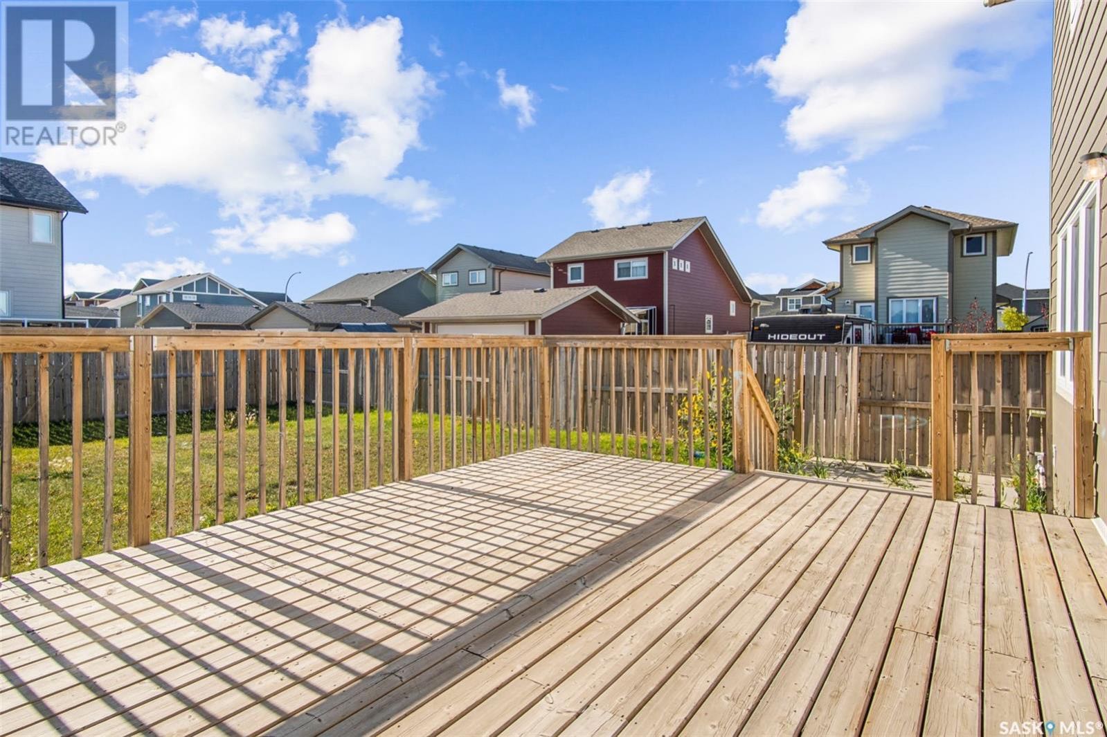 Rosewood小区2013年1722尺3房3卫双层独立屋出售。步行至公园，学校，近商业区，交通便利。一楼开放设计，客厅餐厅宽敞明亮。厨房空间大，大尺寸橱柜、大面积台面以及充足的储物空间。二楼三个大尺寸房间，和一个明亮宽阔多功能厅。主卧内有卫生间以及步入式大衣橱。地下室未装修，连 - 9