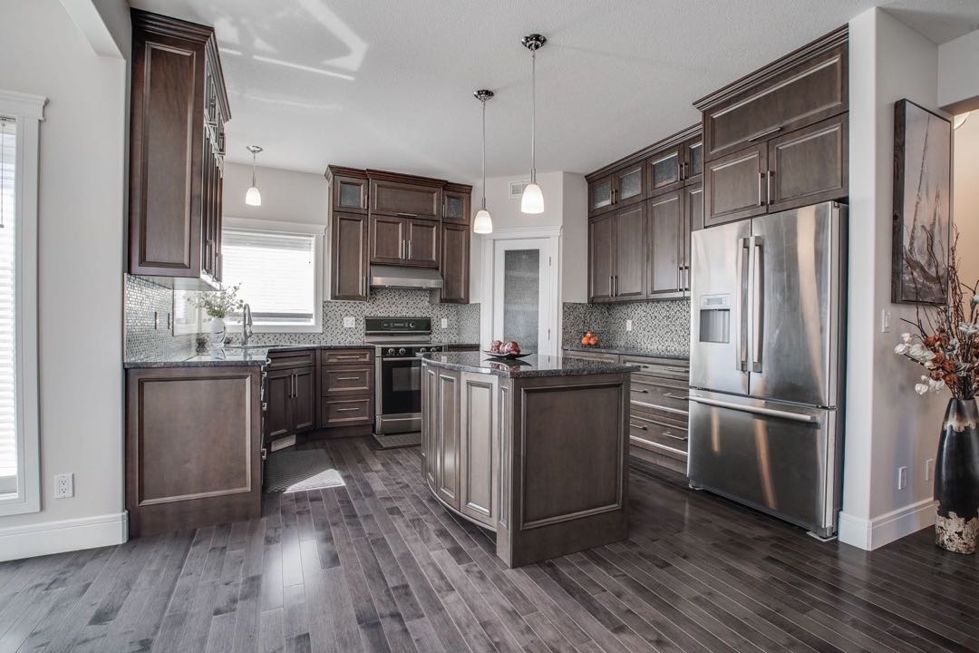 Willowgrove小区2011年建1912尺4室4卫+bonus多功能厅独立屋出售。前MontanaHomes样板间，近公园，学校，购物。高档装修，升级配置：9尺加高一楼和地下室层高，卧室全实木地板，全大理石台面厨房和洗手台，枫木橱柜，天然气壁炉造型墙，高档Bosch家电 - 5