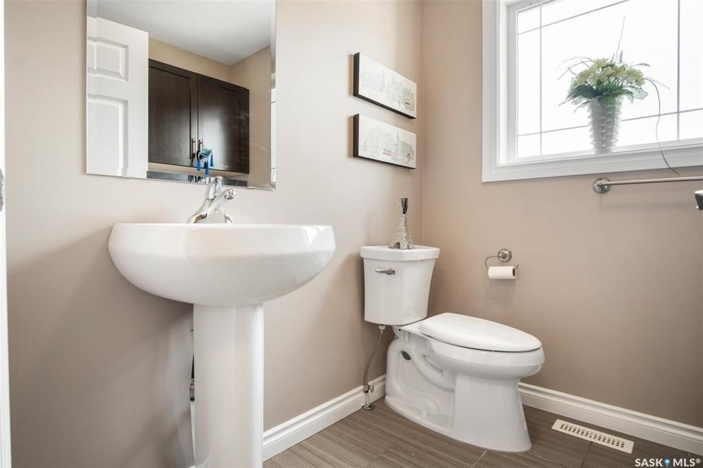 Stonebridge小区3房4卫边户联排出售。近1500尺超大面积，步行至周围小学，公园，购物。大厅12尺挑高，全屋大部分合成板地板，厨房枫木橱柜大理石台面，超大主卧带步入式衣柜和独立洗手间，半地下室完全装修好一房间/活动厅，大窗户外加洗手间。室外带一个大露台，连房子车库。位置 - 16