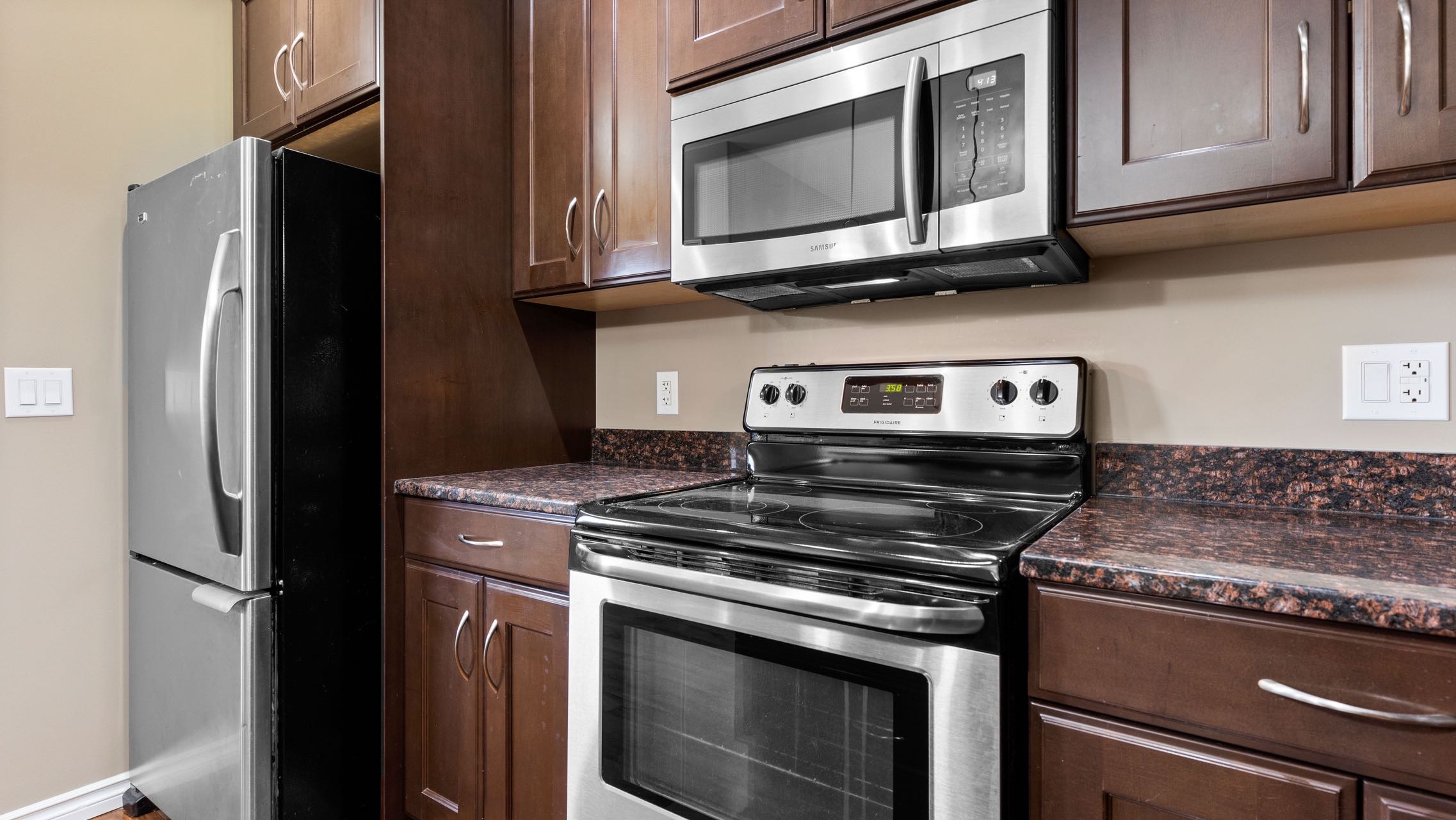 Willowgrove小区2012年建1315尺2房3卫联排别墅出售。房屋年代新，步行百米至两所小学和公园，近百年高中，近购物中心。一楼朝阳自然光充足，客厅宽敞明亮。9英尺挑高，高级复合板地板，全花岗岩台面，枫木橱柜，不锈钢厨房设备。二楼2个超大卧室均带独立洗手间和步入式衣柜。地 - 20