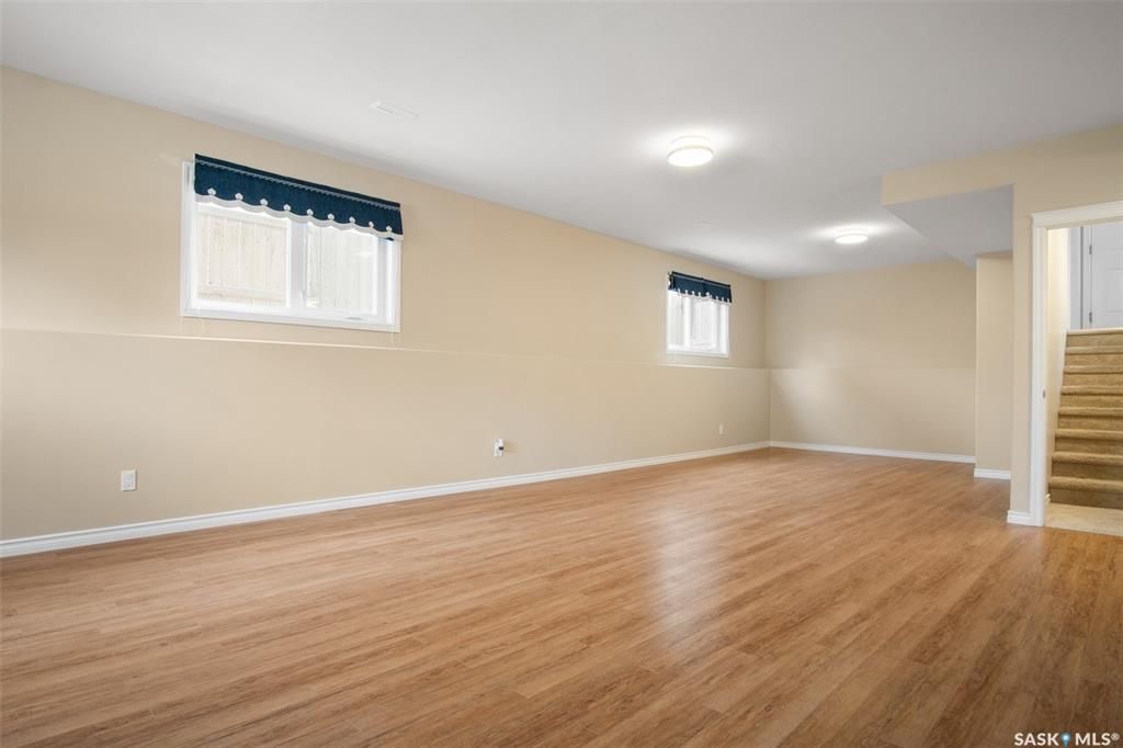 Stonebridge小区4房3卫错层独立屋出售。步行百米两所小学，购物，公园等一切设施。North Ridge建商，9尺层高，实木地板，升级封闭厨房（额外加多橱柜及台面，不锈钢家电）。多窗户采光好。主卧带独立洗手间和步入式衣柜。地下室9尺层高，超大窗户，明亮如地面，合成板地板， - 20