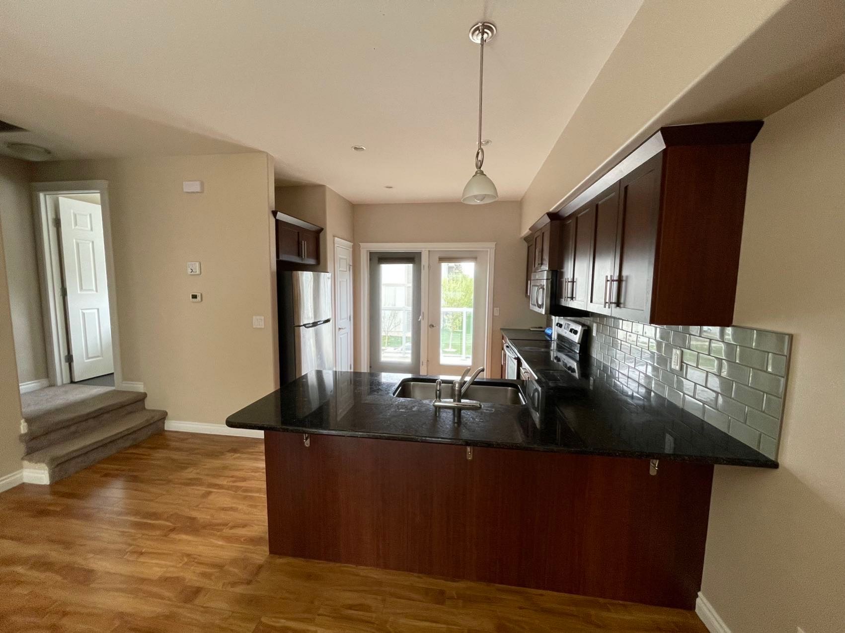 Stonebridge小区3房3卫边户联排$1800/月 - 4