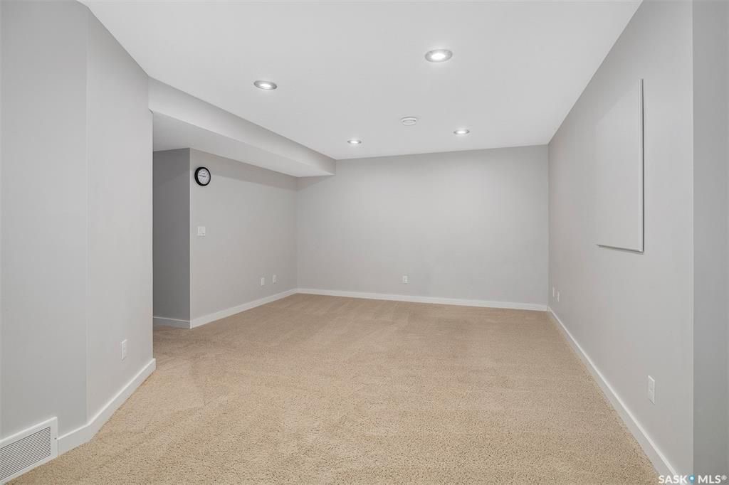 Willowgrove小区2012年建3房3卫1340尺安静边户联排别墅出售。地理位置安静私密，面朝农田美景，主卧窗户可赏北极光。房屋年代新，整体保养好。交通便利，可步行至两所小学和公园，近百年高中，近购物中心。一楼多窗户自然光充足，客厅宽敞明亮。新换地板，理石台面，纽约现代风橱 - 25