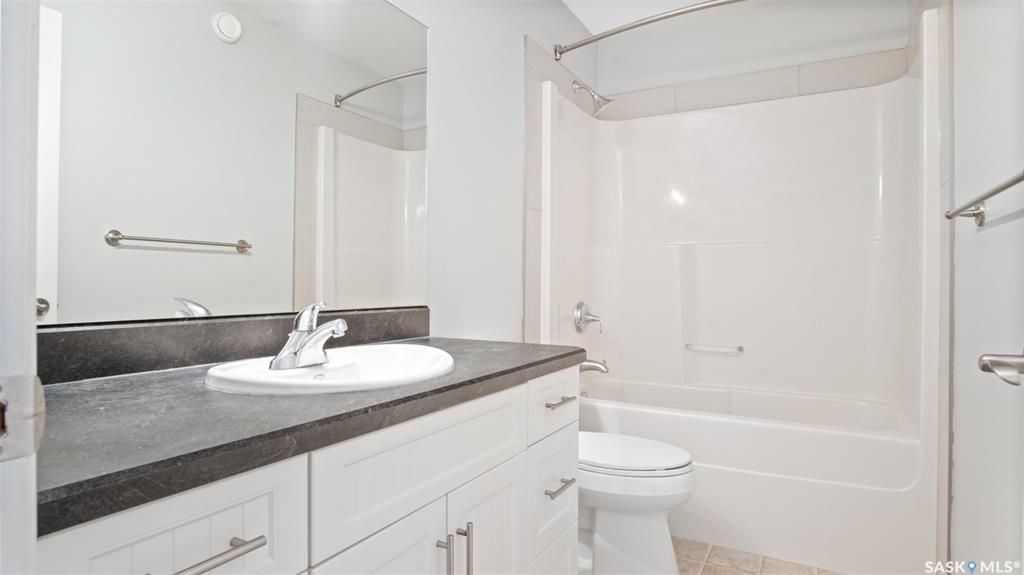 Evergreen小区2014年建3房3卫1书房大尺寸1804尺联排出售。带独立院子及连体车库。房屋特点：一楼书房，9次层高，新合成板地板，枫木厨房带不锈钢家电，客厅大窗好采光，二楼3个大卧室，主卧带步入式衣柜外加独立洗手间浴缸双洗手台。地下室未装修，高层高，带大窗户。房屋全新刷 - 15